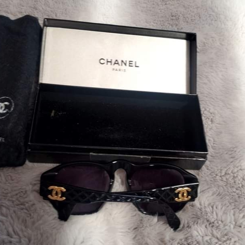 CHANEL Elegant Black Sunglasses with Gold Accent - Picture 2 of 8